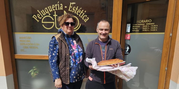 Javier Pescador Sánchez, ganador del sorteo de NOTICIAS A TIEMPO, recibe su hornazo para disfrutar del Lunes de Aguas