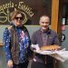 Javier Pescador Sánchez, ganador del sorteo de NOTICIAS A TIEMPO, recibe su hornazo para disfrutar del Lunes de Aguas