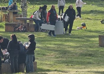 El frío desluce las meriendas del Lunes de Aguas en El Inestal de Peñaranda y apenas unos pocos valientes cumplen la tradición