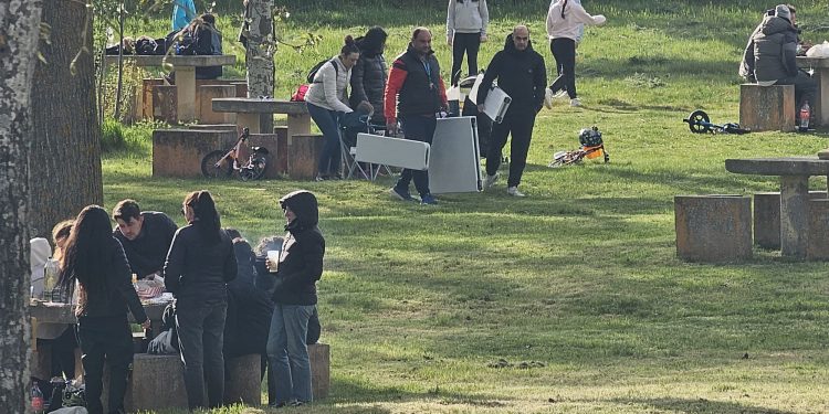 El frío desluce las meriendas del Lunes de Aguas en El Inestal de Peñaranda y apenas unos pocos valientes cumplen la tradición