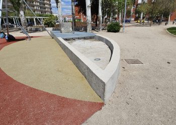 Aristas al «vivo» y subirse al muro para beber agua: la fuente que no convence a los padres en Los Jardines de Peñaranda