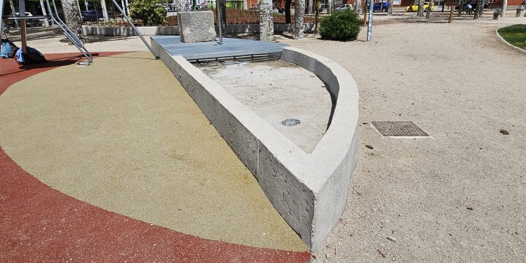 Aristas al «vivo» y subirse al muro para beber agua: la fuente que no convence a los padres en Los Jardines de Peñaranda