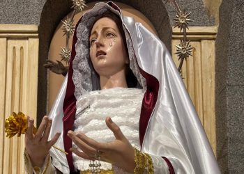 La Virgen de las Lágrimas viste de blanco por el tiempo de Pascua simbolizando la alegría, pureza y resurrección de Jesucristo