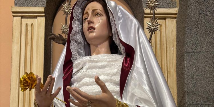 La Virgen de las Lágrimas viste de blanco por el tiempo de Pascua simbolizando la alegría, pureza y resurrección de Jesucristo
