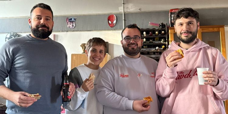 Daniel Cifuentes, el profesor macoterano que lleva la tradición del Lunes de Aguas y los productos charros a tierras aragonesas