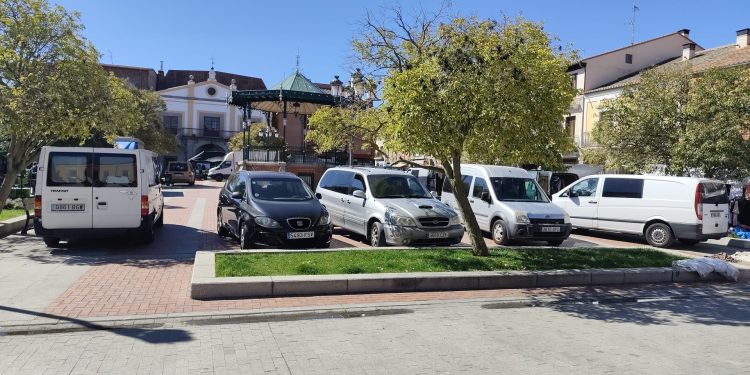 Peñaranda en Común exige el cumplimiento del acuerdo para los presupuestos y pide retirar vehículos del mercadillo en las plazas