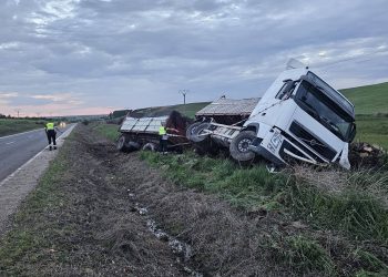 La aparatosa salida de vía de un camión en Nava de Sotrobal requiere asistencia sanitaria para el conductor, de unos 50 años