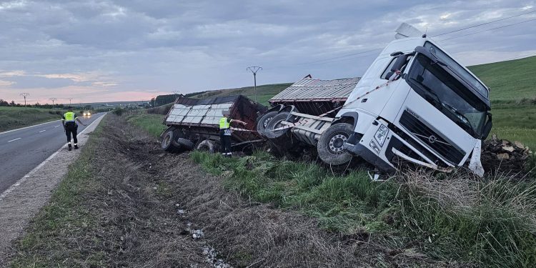La aparatosa salida de vía de un camión en Nava de Sotrobal requiere asistencia sanitaria para el conductor, de unos 50 años
