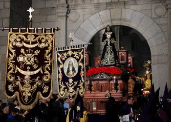 La procesión de la Penitencia nazarena ilumina la madrugada del Jueves Santo en Peñaranda con los tres pasos de la cofradía