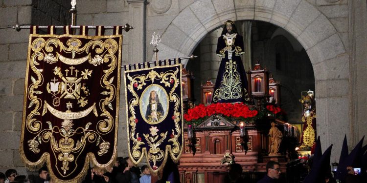 La procesión de la Penitencia nazarena ilumina la madrugada del Jueves Santo en Peñaranda con los tres pasos de la cofradía