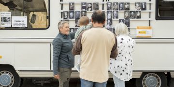 Una autocaravana histórica llega por primera vez a un pueblo de la provincia de Salamanca para retratar a toda su comunidad