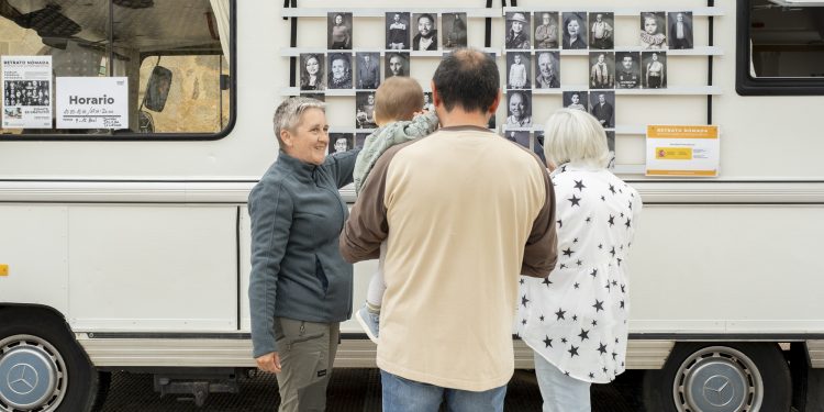 Una autocaravana histórica llega por primera vez a un pueblo de la provincia de Salamanca para retratar a toda su comunidad