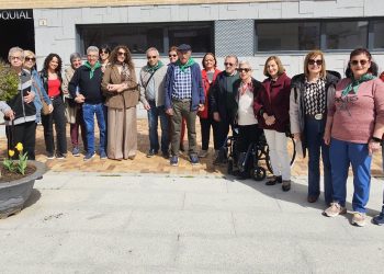 Peñaranda siembra tulipanes para conmemorar el Día Mundial del Parkinson con la llamada a la detección precoz de la enfermedad