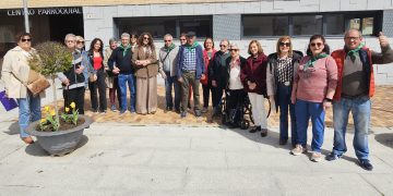 Peñaranda siembra tulipanes para conmemorar el Día Mundial del Parkinson con la llamada a la detección precoz de la enfermedad