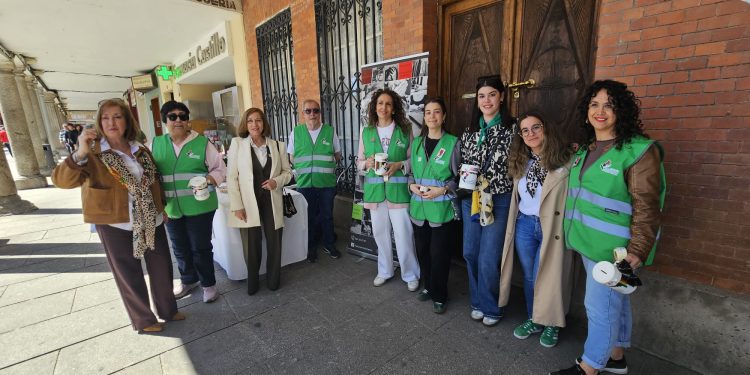 Parkinson Salamanca da visibilidad a la enfermedad con dos mesas informativas en Peñaranda y una cuestación popular