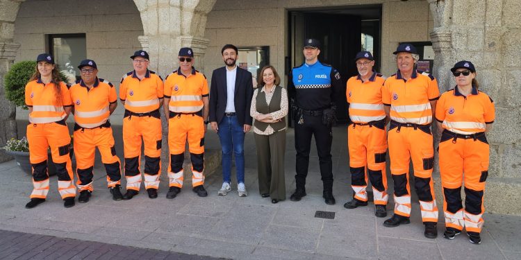 Peñaranda presenta la nueva uniformidad de la agrupación de Protección Civil con la carrera del 1 de mayo «en agenda»