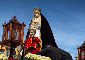 El pequeño San Miguel, Daniel Terrero, anuncia la Resurrección en Peñaranda ante una abarrotada plaza de la Constitución