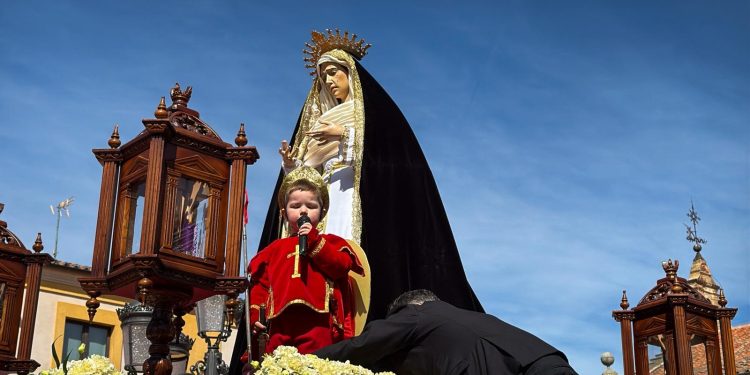 El pequeño San Miguel, Daniel Terrero, anuncia la Resurrección en Peñaranda ante una abarrotada plaza de la Constitución