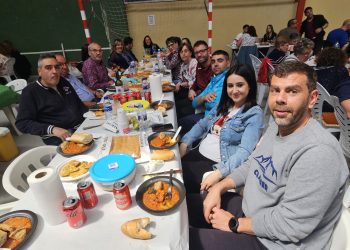Santiago de la Puebla reparte medio millar de raciones de patatas machaconas con sabor solidario a beneficio de Pyfano