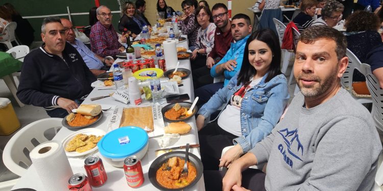 Santiago de la Puebla reparte medio millar de raciones de patatas machaconas con sabor solidario a beneficio de Pyfano