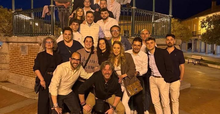 Los hermanos de carga de la Vera Cruz en Peñaranda cierran su Semana Santa con una ofrenda a sus sagrados titulares