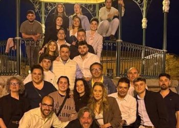 Los hermanos de carga de la Vera Cruz en Peñaranda cierran su Semana Santa con una ofrenda a sus sagrados titulares