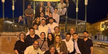 Los hermanos de carga de la Vera Cruz en Peñaranda cierran su Semana Santa con una ofrenda a sus sagrados titulares