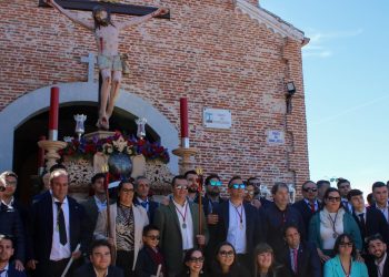 Los más pequeños mantienen viva la centenaria tradición de la ofrenda de velas al Santo Cristo del Humilladero en Peñaranda