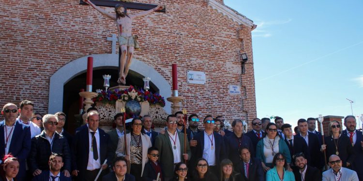 Los más pequeños mantienen viva la centenaria tradición de la ofrenda de velas al Santo Cristo del Humilladero en Peñaranda