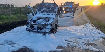 Bomberos de Peñaranda y Villares de la Reina sofocan el incendio en un vehículo ocurrido junto a la gravera de Ventosa