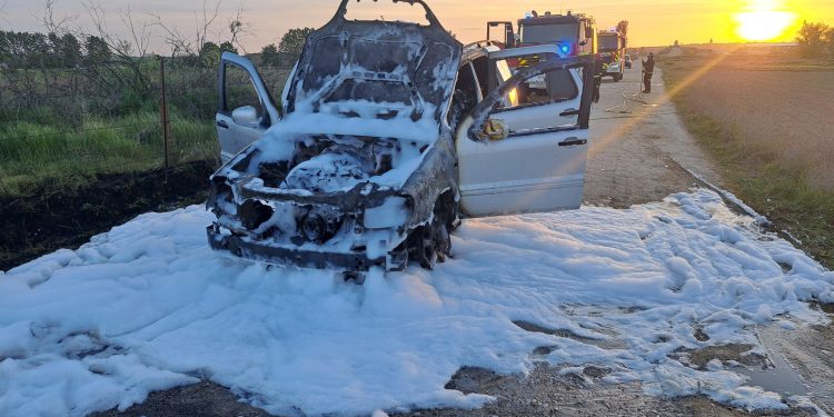 Bomberos de Peñaranda y Villares de la Reina sofocan el incendio en un vehículo ocurrido junto a la gravera de Ventosa