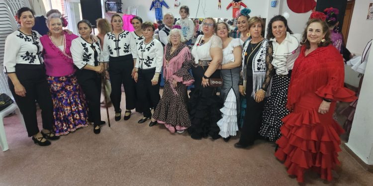 Villar de Gallimazo disfruta de su Feria de Abril con romería hasta Riolobos, vermú flamenco, comida y bailes por sevillanas