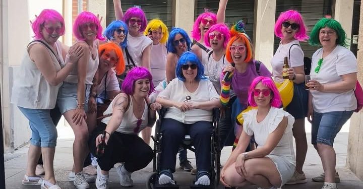 La familia Salinero organiza en Peñaranda una animada y colorida despedida de soltera a Raquel que se casa el próximo 18 de julio