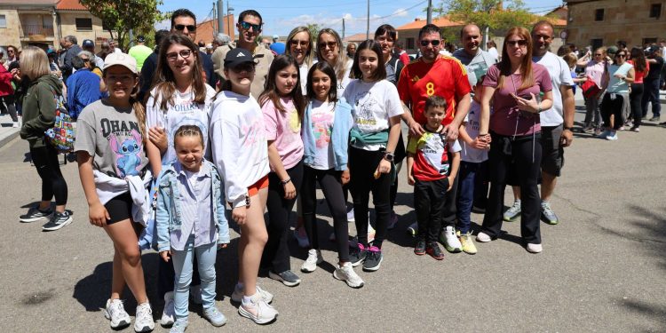 Los pueblos de Las Villas caminan en la Marcha Solidaria que ha finalizado en Babilafuente con el tradicional manifiesto