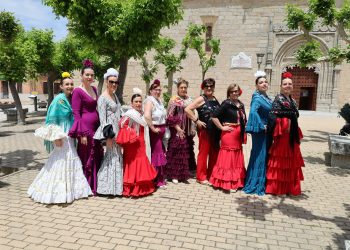 Caballistas y sevillanas ponen la alegría y el colorido en Macotera que celebra hoy una nueva edición de su Feria Rociera