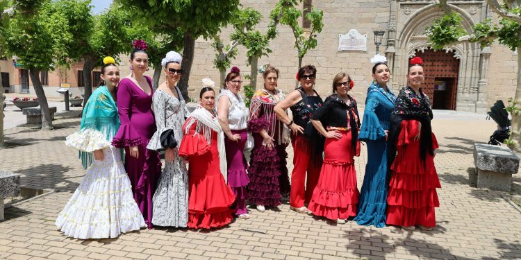 Caballistas y sevillanas ponen la alegría y el colorido en Macotera que celebra hoy una nueva edición de su Feria Rociera