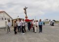 El Santo Cristo de la Calzada cruza la Nacional 501 para recorrer las calles de Ventosa del Río Almar entre la devoción popular