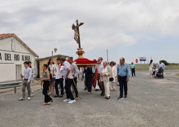 El Santo Cristo de la Calzada cruza la Nacional 501 para recorrer las calles de Ventosa del Río Almar entre la devoción popular