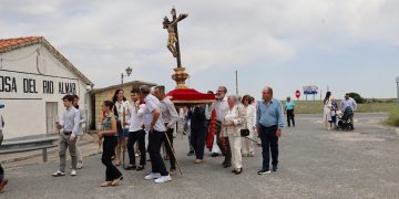 El Santo Cristo de la Calzada cruza la Nacional 501 para recorrer las calles de Ventosa del Río Almar entre la devoción popular