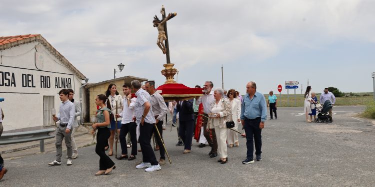 El Santo Cristo de la Calzada cruza la Nacional 501 para recorrer las calles de Ventosa del Río Almar entre la devoción popular