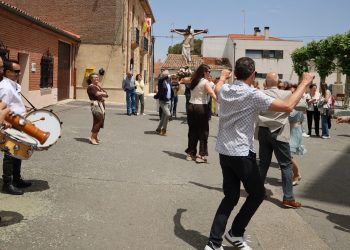 Villar de Gallimazo honra con bailes típicos al Santo Cristo de la Custodia en el día grande de las fiestas de Pentecostés
