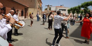 Villar de Gallimazo honra con bailes típicos al Santo Cristo de la Custodia en el día grande de las fiestas de Pentecostés