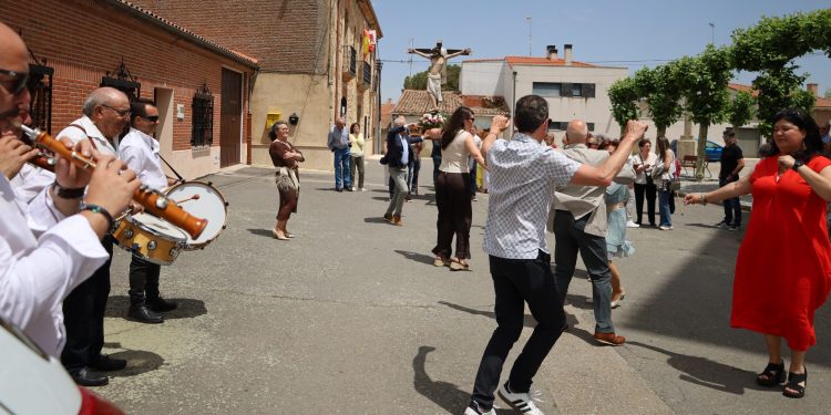 Villar de Gallimazo honra con bailes típicos al Santo Cristo de la Custodia en el día grande de las fiestas de Pentecostés