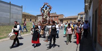 La subasta de banzos del Santo Cristo de la Esperanza se cierra en Villoruela con la suma de 340 celemines y «buen provecho»