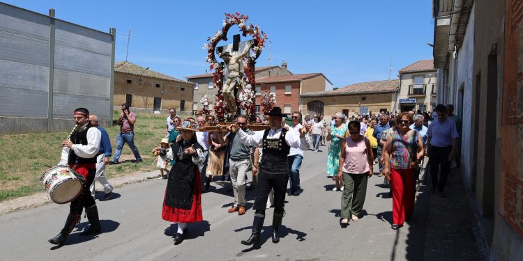 La subasta de banzos del Santo Cristo de la Esperanza se cierra en Villoruela con la suma de 340 celemines y «buen provecho»