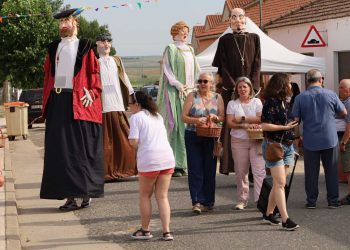 Villoruela recibe a sus gigantes en un ameno pasacalles que ha recorrido la II Feria de Artesanía en la penúltima jornada festiva