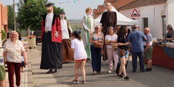 Villoruela recibe a sus gigantes en un ameno pasacalles que ha recorrido la II Feria de Artesanía en la penúltima jornada festiva