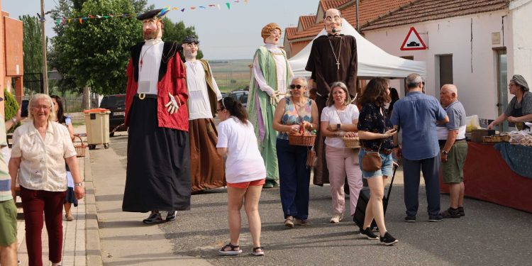 Villoruela recibe a sus gigantes en un ameno pasacalles que ha recorrido la II Feria de Artesanía en la penúltima jornada festiva