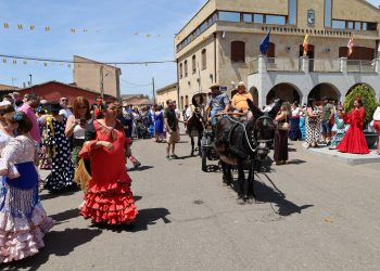 Multitudinaria Feria Rociera en Babilafuente con caballistas de Las Villas, baile por sevillanas, rebujito, comida y música en directo