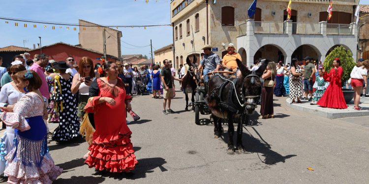 Multitudinaria Feria Rociera en Babilafuente con caballistas de Las Villas, baile por sevillanas, rebujito, comida y música en directo